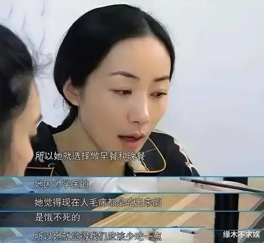 韩雪赴港吃饭被偶遇,戴两块手表打扮靓丽,被吐槽端着人设崩塌_网友