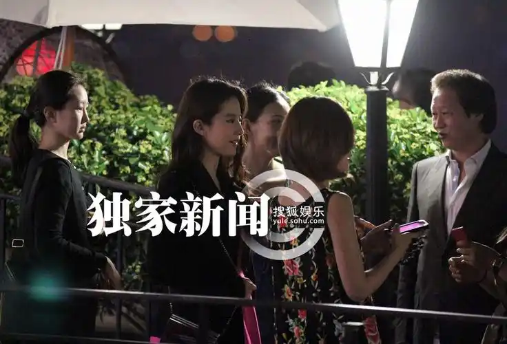 独家:刘亦菲忙应酬 "教父"陈金飞寸步不离