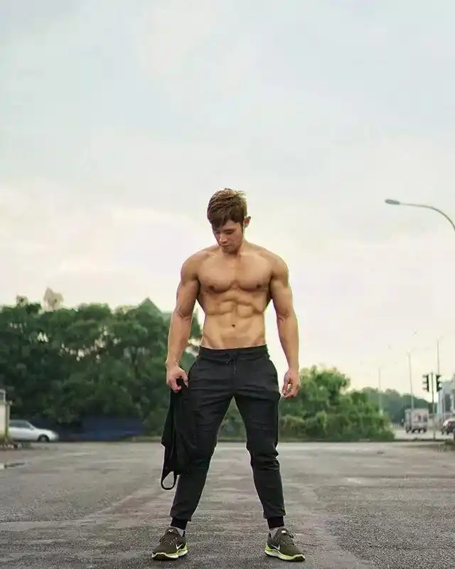 周杰伦最新肌肉照曝光,身材超过彭于晏?