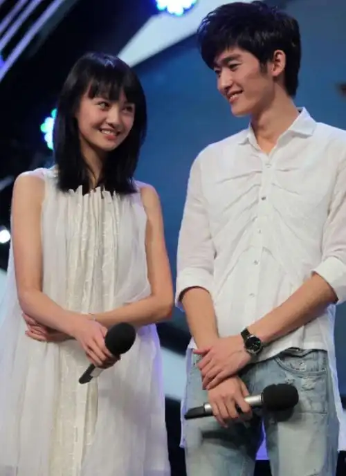 复合无望?张翰与陌生女子上演"摸头杀",网友:和郑爽不可能了?