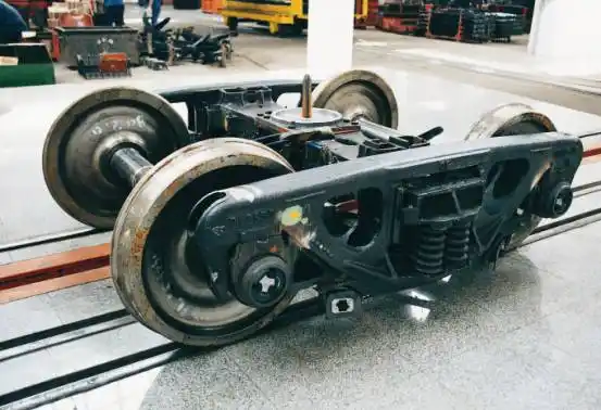 并非是水平 有大圈和小圈 当v>v0 火车离心  外侧轨道挤压车轮 所以