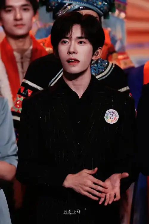 易烊千玺献唱不辞星海##易烊千玺于适同框照