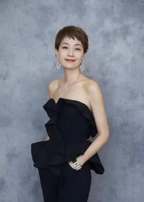 马伊琍穿手工碎花裙,这气质配得上华鼎奖最佳女主,减龄时髦_孙芳_发型