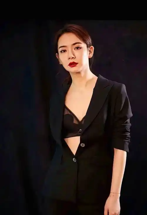 戚薇身材惊人,散发着女性魅力,她的身材真是惊人!_认可_时尚_风格