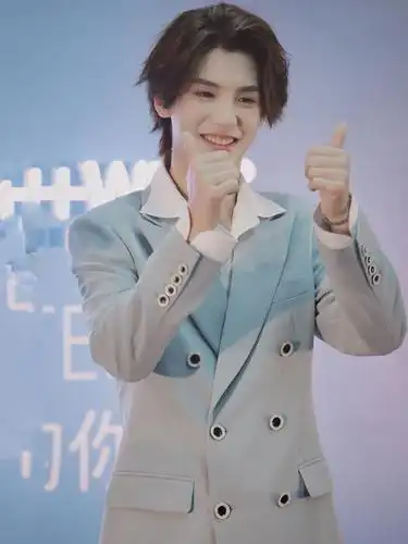 朱正廷与justin穿西装,气质出众,不愧有钱人家的少爷!