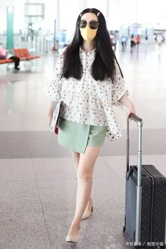 范冰冰穿波点衬衫搭配绿色短裙秀细腿,犹如学生妹,真会"扮嫩"