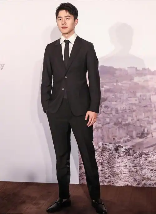 21岁刘昊然现身活动西装革履帅到炸裂真不愧是男大十八变