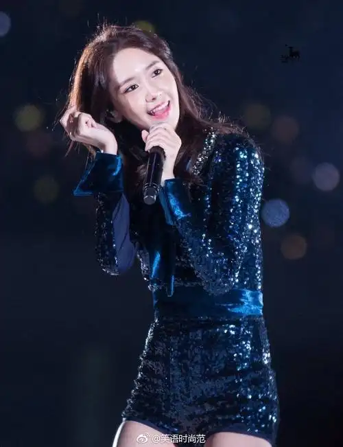 舞台上的林允儿抓拍,俏皮可爱,美的发光.