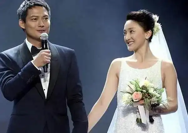 周迅的老公高圣远,两人相识一年闪婚,婚礼现场甜蜜拥吻,甜度超标!