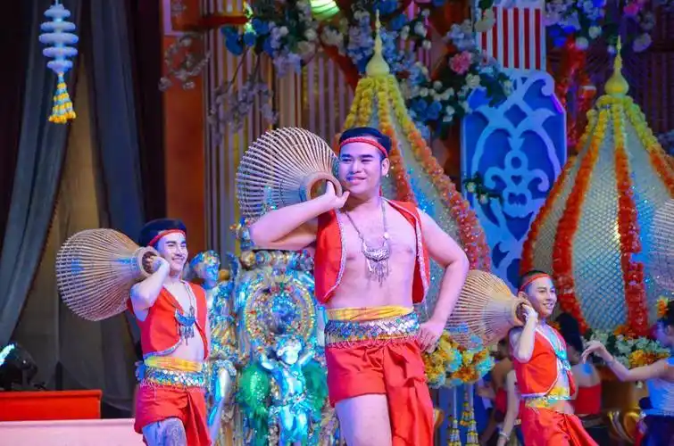 想看一下芭提雅最热闹的表演还有大型人妖秀