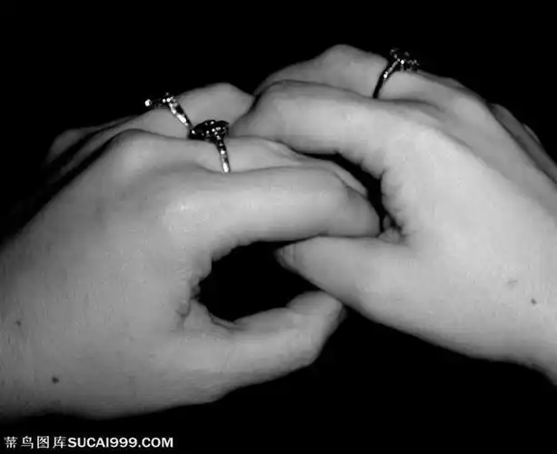 人物手势黑白照片轻轻交握的双手