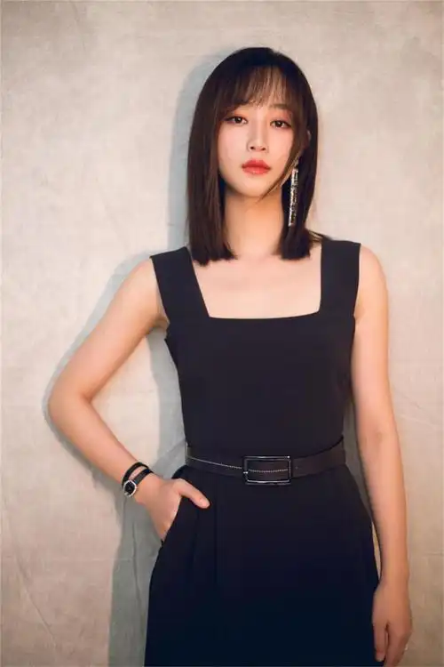 30岁蓝盈莹真是放得开,飒爽短发 性感穿搭,气场全开