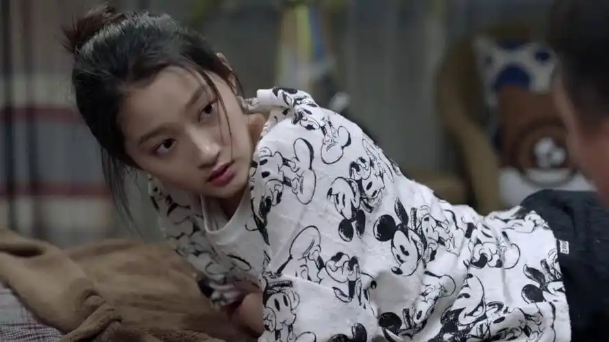 好先生关晓彤正在数钱孙红雷一进来吓得她赶紧抱住钱