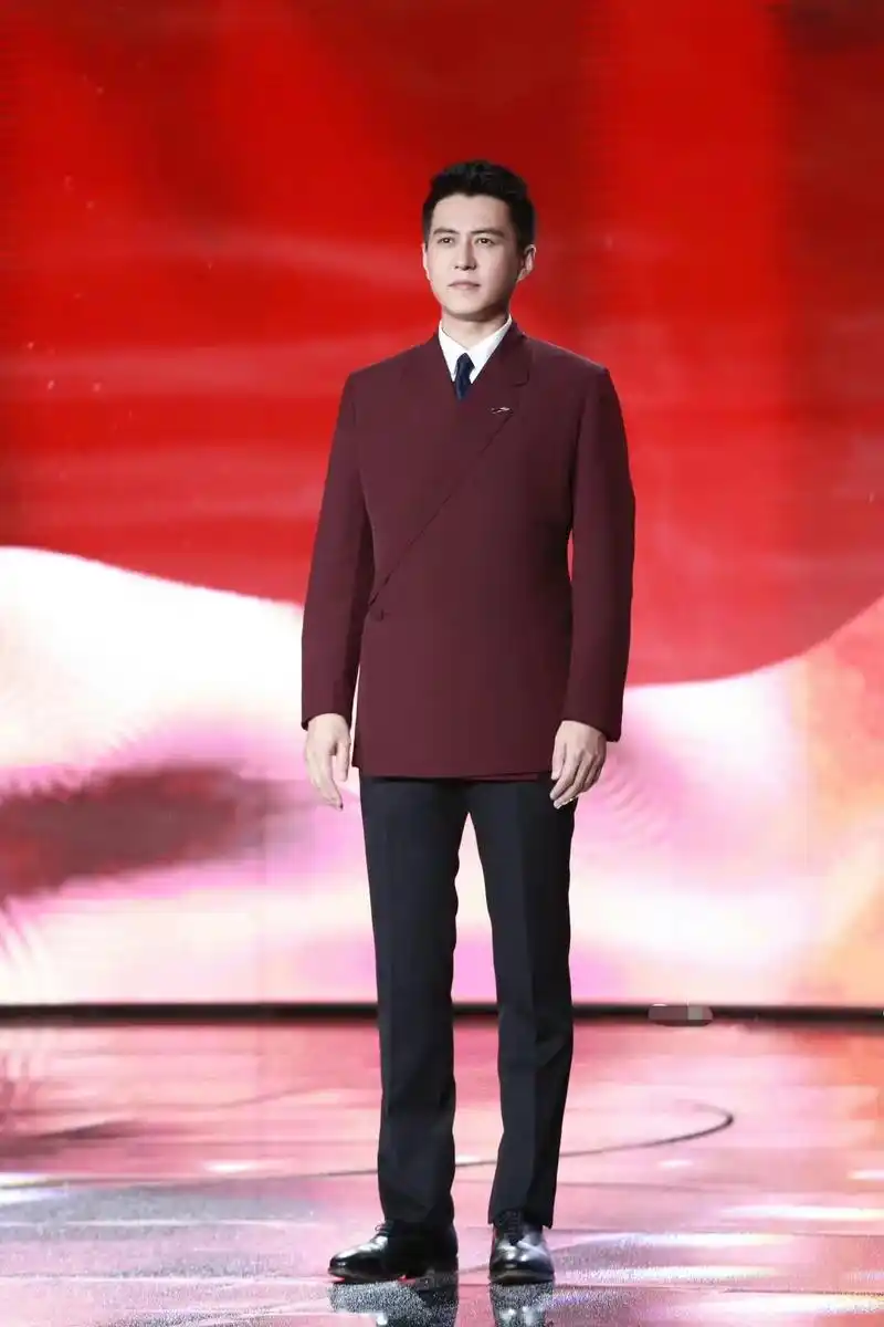 演员#靳东身着 dunhill 经典款酒红色西装外套,出席 - 抖音