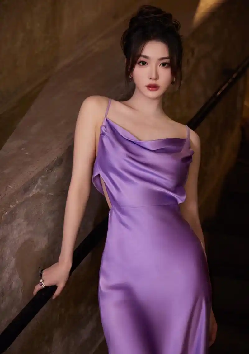 孔雪儿# 一袭紫色吊带露背裙,甜美清纯的容颜,白皙水嫩的肩颈线,懈行