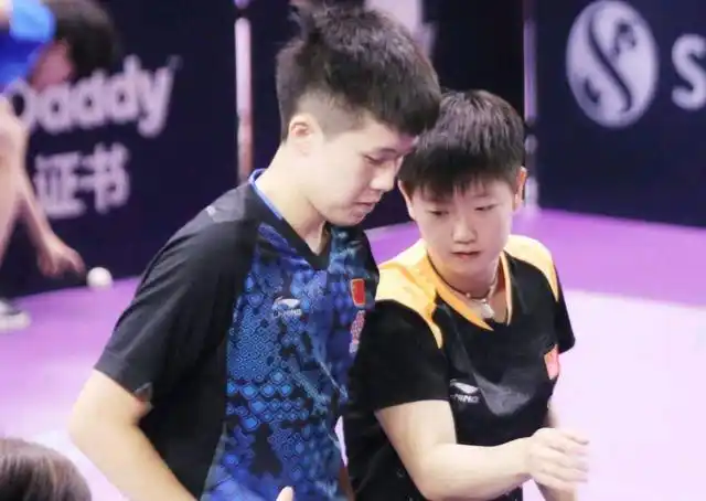 孙颖莎王楚钦做亲密动作燃爆全场现场播放简单爱