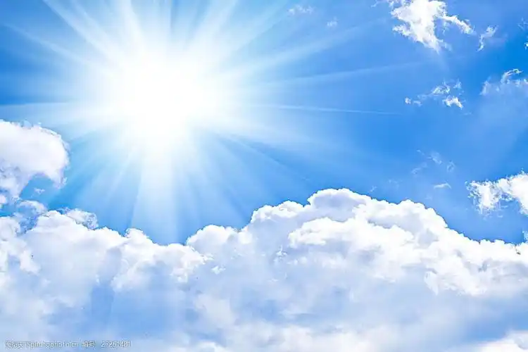 蓝天太阳和云朵图片