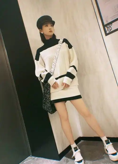 原创宋茜晒环球影城游玩照香芋紫短大衣温柔靓丽粉色小猪帽太可爱