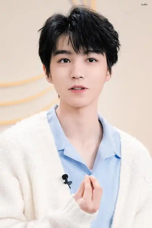 王俊凯白色毛衣套装造型