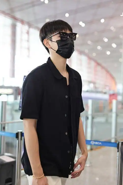 帅气快要溢出屏幕~2021年7月14日,陈飞宇机场街拍