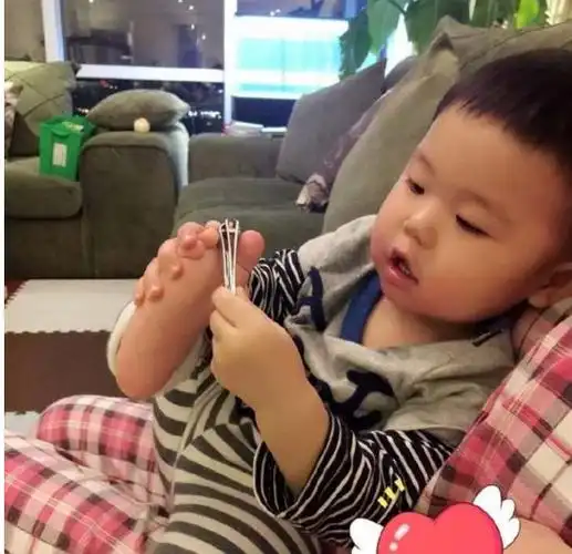 妈妈是制作人老婆是导演出道18年不红今儿子仅3岁就很独立