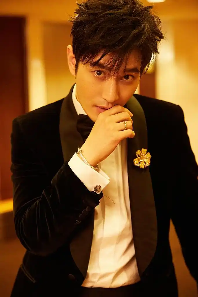 黄晓明白玉兰写真港味十足 丝绒西装配百合胸针优雅帅气并存_凤凰网