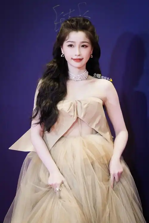 虞书欣晒尖叫之夜奖杯##虞书欣的领奖发言##虞书欣一个人走红毯