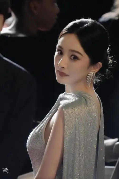 杨幂##杨幂戛纳造型##杨幂涂山红红