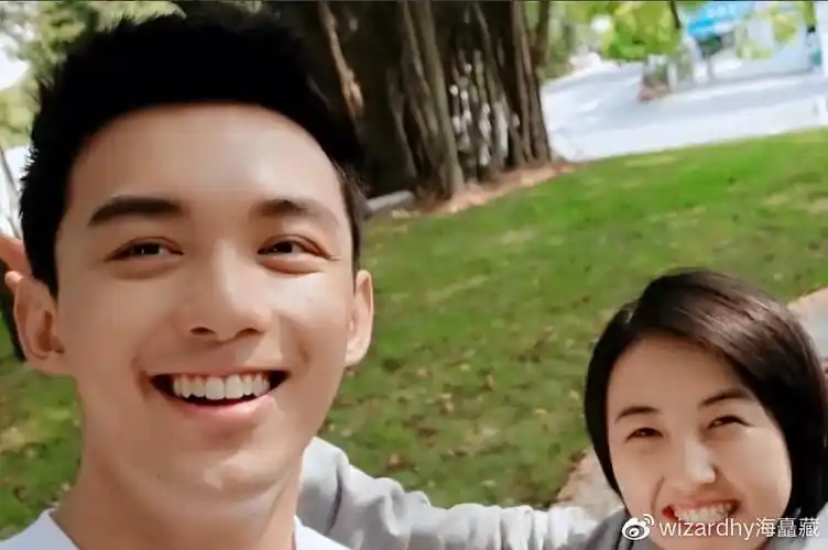 看着张子枫,两人相视一笑,吴磊看张子枫的眼神真的是太宠溺和温柔了吧