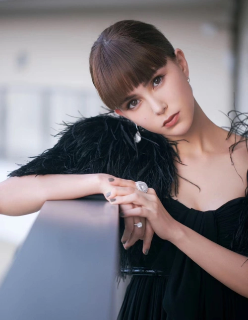 昆凌出席海南岛国际电影节,主演新片「天火」全球首映获盛赞