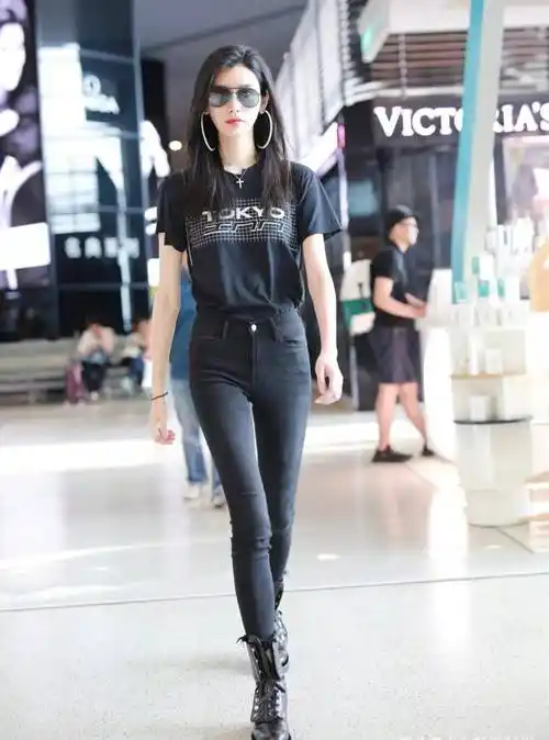 张蓝心走红毯气势十足,穿开叉抹胸装不嫌冷,身高175就是自信_身材