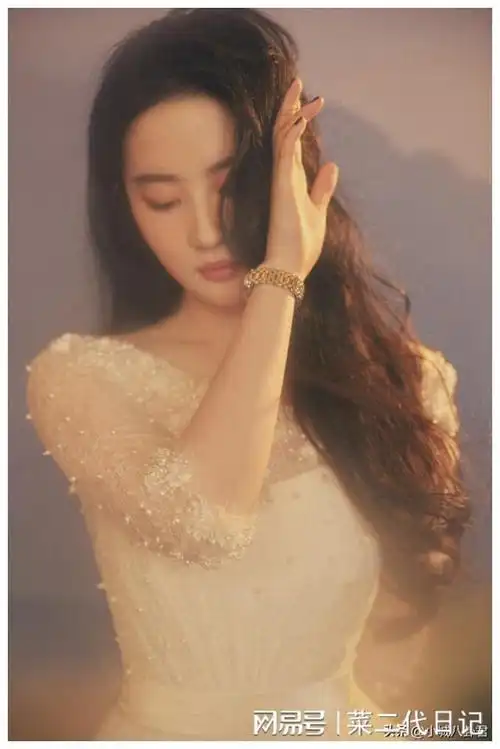 一边阻挡一边陪笑|周韦彤|王珞丹|刘亦菲|女明星|欧阳娜娜_网易订阅