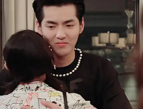 吴亦凡与赵今麦拥抱,有谁注意他手放的位置?网友:尽显绅士!