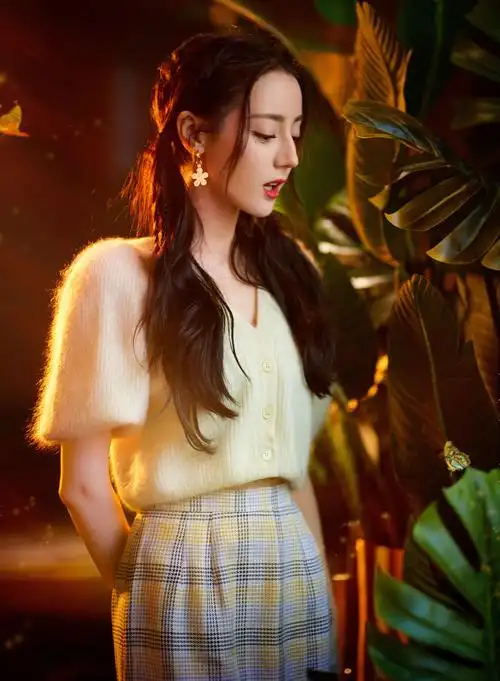 《一袭璀璨星河礼裙,珠星点缀,清灵动人》迪丽热巴《蔚蓝色光影,梦幻