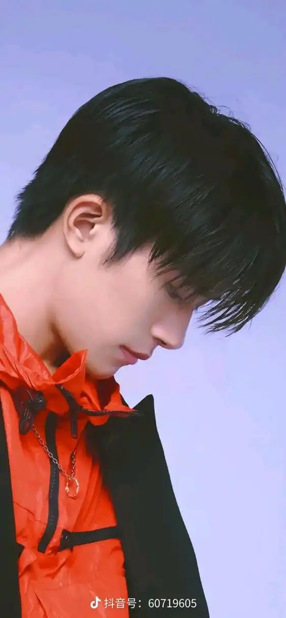 1,易烊千玺平常更喜欢坐高铁而不是飞机,只要行程不匆忙他都会坐高铁