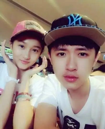 关晓彤初恋接吻照曝光前男友转发微博怒怼鹿晗