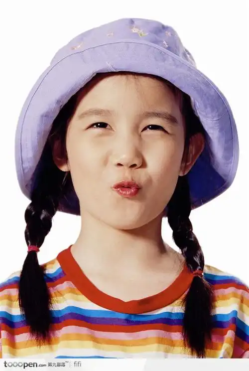 嘟着嘴的小女孩