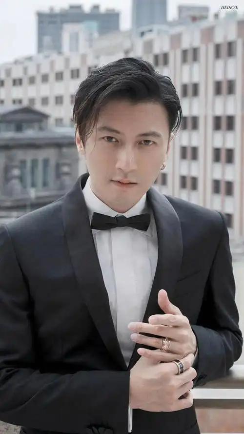 谢霆锋近照:脸上皮肤粗糙毛孔粗大胡茬明显,又没洗头很苍老