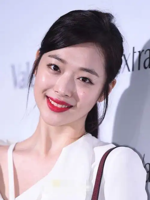 雪莉自曝后悔没上大学 会把演员当一生的职业