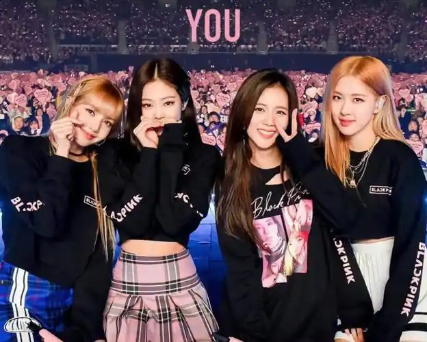 从blackpink女团的合影照中可以看出,组合成员lisa,金智妮,金智秀以及