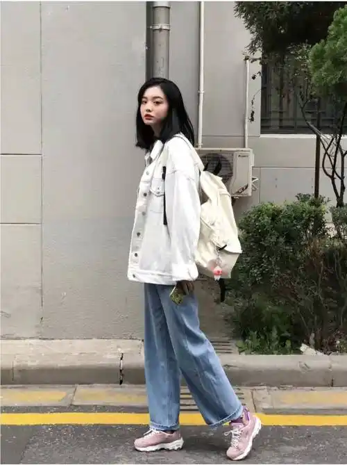 女生白色牛仔衣搭配什么裤子好看