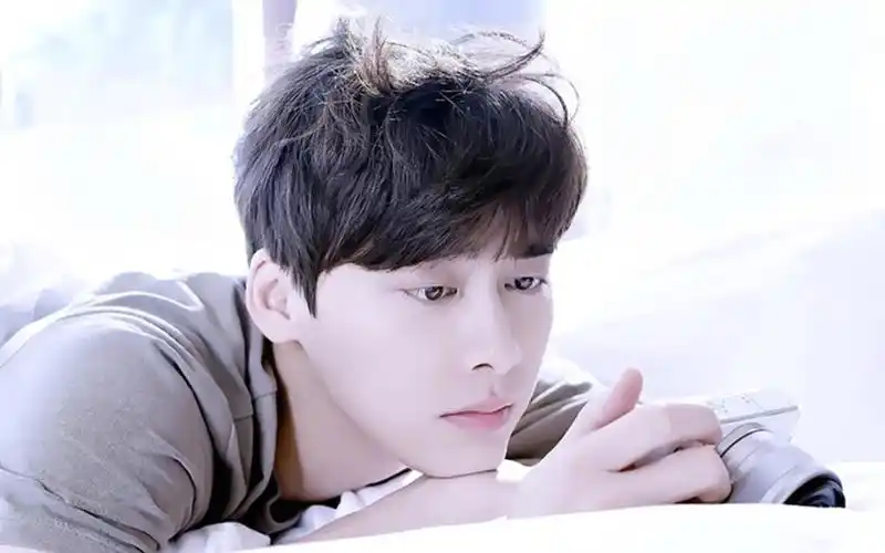 魅力男神李易峰壁纸_释放魅力的李易峰