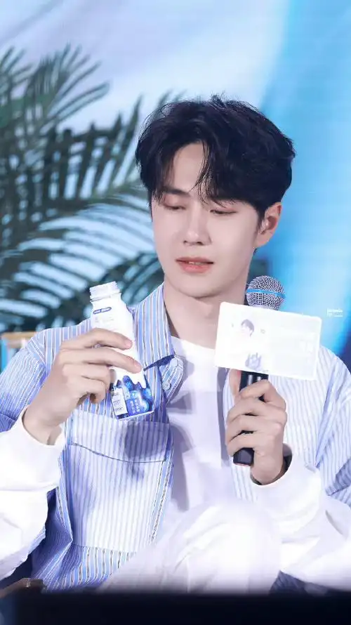 我来尝尝,非常好喝～甜甜的,好可爱╰(~▽~)╭ #王一博#98