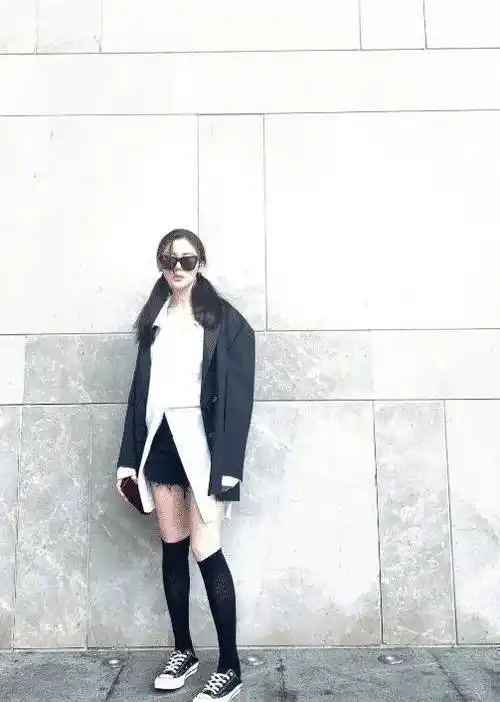 官方发表的是张天爱有168cm的身高,但她的身材比例都很均匀,看到她这