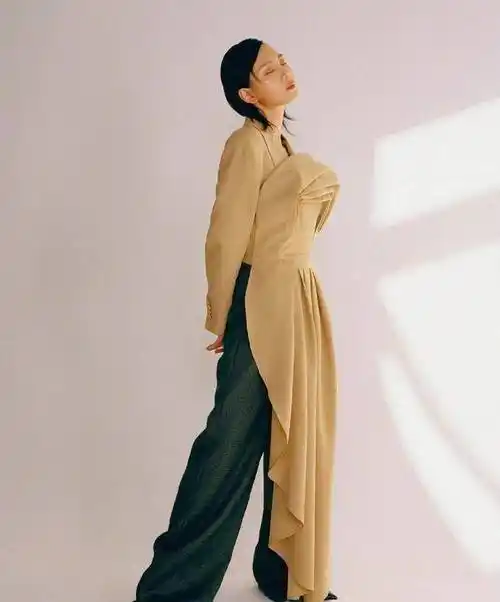 最近,为《精彩ok》杂志拍摄了一组写真,照片中的周笔畅造型时髦亮眼