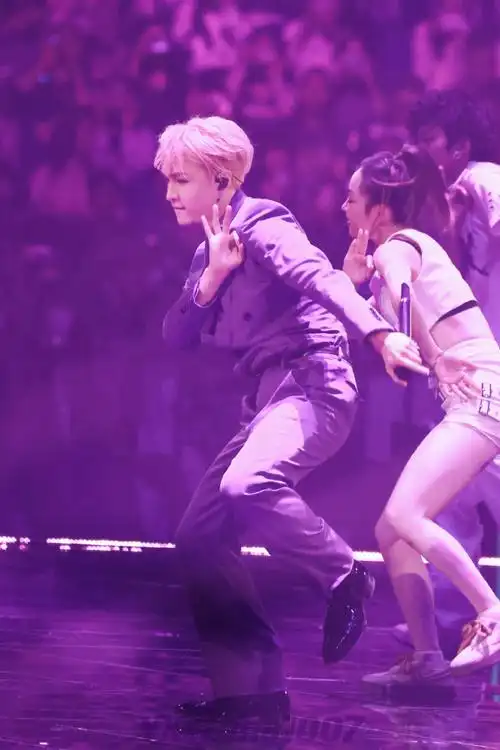 大航海南京场紫色真的好衬他@张艺兴