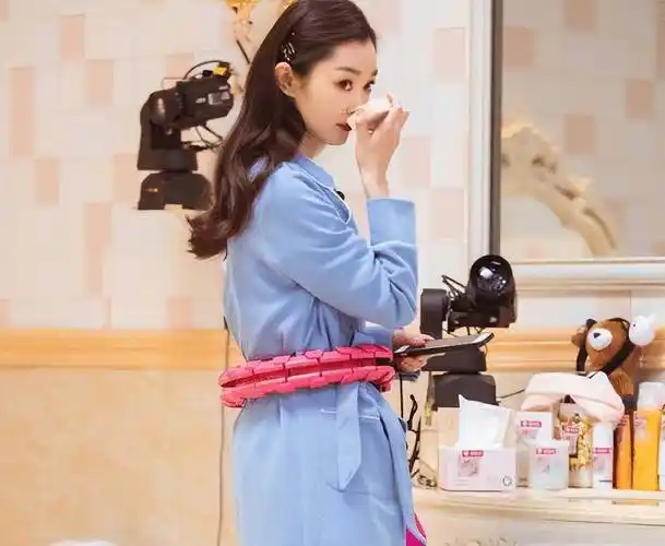 事实上,为了完美诠释这个角色,宋轶用了一个月的时间将自己从120斤瘦