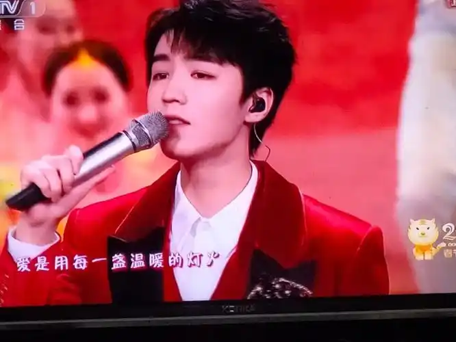 王俊凯怼脸镜头好帅#新年快乐95王俊凯央视春晚《欢乐时光》舞潭