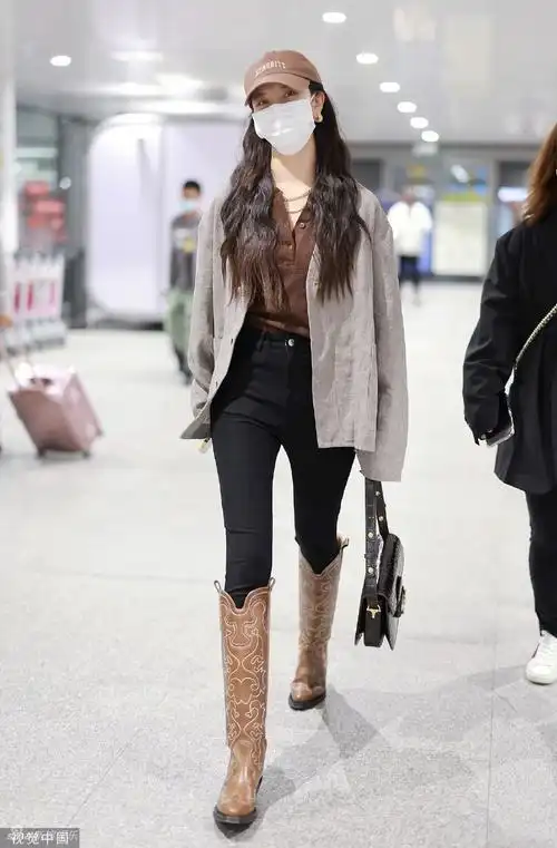 组图:宋妍霏灰西装配高筒靴现身 戴鸭舌帽休闲干练