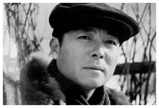 喜剧演员谢园因突发心脏病而离世,网友为其送行:谢老师一路走好